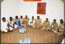 صورة وفد عسكري يقدم واجب العزاء في وفاة جندي  لحبيب محمد