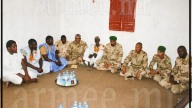 صورة وفد عسكري يقدم واجب العزاء في وفاة جندي  لحبيب محمد