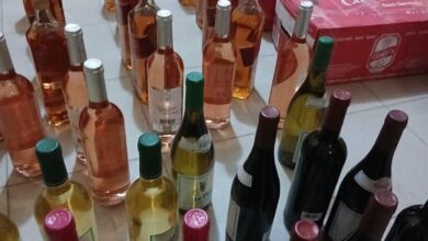 صورة الجمارك  تضبط 70 قنينة خمر و240 علبة من المشروبات الكحولية بروصو