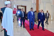 صورة الوزير الأول يصل الجزائر رفقة وفد وزاري رفيع المستوى للمشاركة في اجتماع اللجنة المشتركة للتعاون