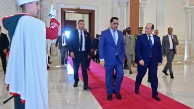 صورة الوزير الأول يصل الجزائر رفقة وفد وزاري رفيع المستوى للمشاركة في اجتماع اللجنة المشتركة للتعاون