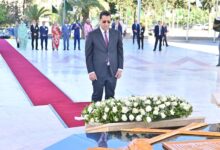 صورة الوزير الأول  يزور مقام الشهيد بالجزائر ويضع إكليلا من الزهور أمام النصب التذكاري المخلد لشهداء الثورة