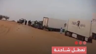 صورة تعطيل شاحنة  يغلق طريق نواكشوط   – نواذيبو ويتسبب في عرقلة حركة السير