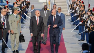 صورة رئيس الجمهورية يصل إلى باريس في مستهل زيارة دولة إلى فرنسا