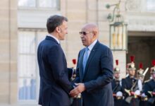 صورة بالصور إيمانويل ماكرون يستقبل رئيس الجمهورية محمد ولد الشيخ الغزواني لدى وصوله إلى قصر الإليزيه