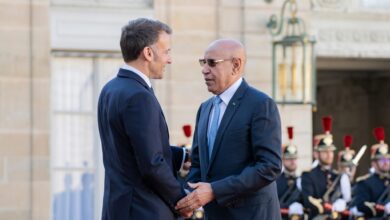 صورة بالصور  إيمانويل ماكرون يستقبل رئيس الجمهورية محمد ولد الشيخ الغزواني لدى وصوله إلى قصر الإليزيه