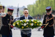 صورة رئيس الجمهورية يضع إكليلا من الزهور على قبر الجندي المجهول في باريس