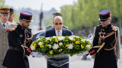 صورة رئيس الجمهورية يضع إكليلا من الزهور على قبر الجندي المجهول في باريس