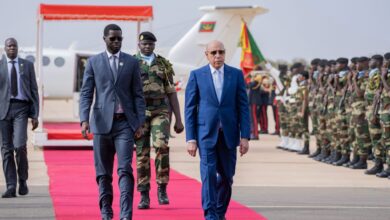 صورة بالصور  وصول  رئيس الجمهورية السيد محمد ولد الشيخ الغزواني إلى العاصمة السنغالية داكار للمشاركة في منتدى داكار الدولي العاشر للسلام والأمن في أفريقيا – دورة 2026.
