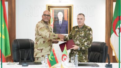 صورة قائد المنطقة العسكرية الثانية يترأس مع نظيره الجزائري اللقاء الأمني التنسيقي الأول لسنة 2026