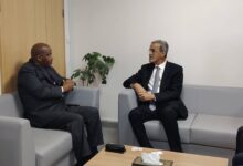 صورة وزير المعادن والصناعة يستقبل سفير جنوب إفريقيا ويبحثان تعزيز التعاون في قطاعي المعادن والصناعة