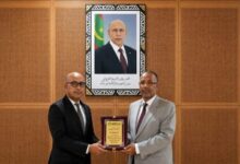صورة رئيس الاتحاد الوطني لأرباب العمل الموريتانيين يكرّم مدير الفنون تقديراً للمشاركة الفاعلة في معرض “إكسبو صنع في موريتانيا 2026”
