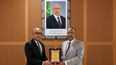 صورة رئيس الاتحاد الوطني لأرباب العمل الموريتانيين يكرّم مدير الفنون تقديراً للمشاركة الفاعلة في معرض “إكسبو صنع في موريتانيا 2026”