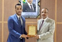 صورة رئيس اتحاد أرباب العمل يكرّم المدير العام للصناعة تقديراً للمشاركة الفاعلة في معرض “إكسبو صنع في موريتانيا 2026”