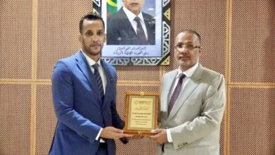 صورة رئيس اتحاد أرباب العمل يكرّم المدير العام للصناعة تقديراً للمشاركة الفاعلة في معرض “إكسبو صنع في موريتانيا 2026”