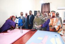 صورة وزيرة العمل الاجتماعي تشرف على انطلاق ورشات الخياطة لإنتاج الزي المدرسي بمركز التكوين لتمكين المرأة