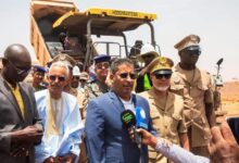 صورة وزير التجهيز والنقل يتفقد أشغال الطريق الرابط بين مدينتي أطار-شنقيط