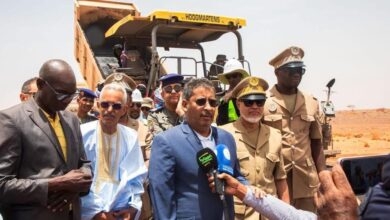 صورة وزير التجهيز والنقل يتفقد أشغال الطريق الرابط بين مدينتي أطار-شنقيط