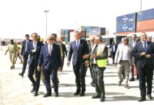 صورة وزير الشؤون الاقتصادية والاستثمار المغربي يستعرضان خطط تحديث ميناء نواكشوط المستقل