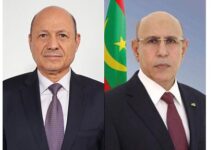 صورة رئيس الجمهورية يعزي رئيس مجلس القيادة الرئاسي اليمني في وفاة الرئيس اليمني السابق عبد ربه منصور هادي.