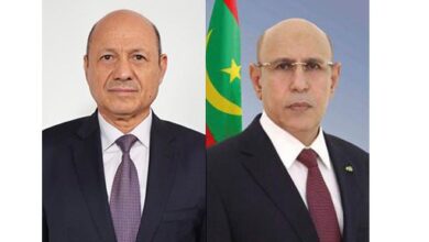 صورة رئيس الجمهورية يعزي رئيس مجلس القيادة الرئاسي اليمني في وفاة الرئيس اليمني السابق عبد ربه منصور هادي.