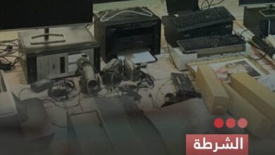 صورة الشرطة  تعلن تفكيك شبكة لتزويد وثائق الإقامة والسفر في السبخة