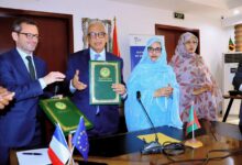 صورة وزير الشؤون الاقتصادية يوقع مع السفير الفرنسي ثلاث اتفاقيات لدعم جهود التنمية