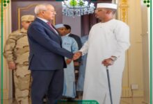 صورة وزير الدفاع يسلم رسالة خطية من رئيس الجمهورية إلى رئيس جمهورية تشاد