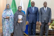 صورة وزيرة البيئة  تسلم الرئيس الغابوني رسالة من غزواني وتقدم ترشح موريتانيا لقيادة المنظمة الفرنكوفونية