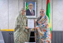 صورة النائب سعداني خيطور تهدي وزيرة التربية نسخة من رسالتها الماستر حول المدرسة الجمهورية والاندماج الاجتماعي