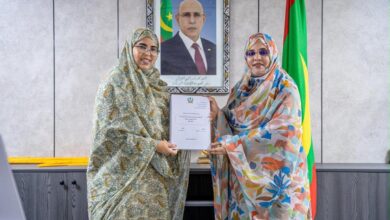 صورة النائب سعداني خيطور تهدي وزيرة التربية نسخة من رسالتها الماستر حول المدرسة الجمهورية والاندماج الاجتماعي