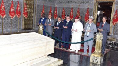 صورة وزير الداخلية  يزور ضريح الملك محمد الخامس خلال زيارته الرسمية للمغرب