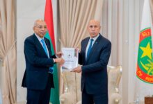 صورة رئيس الجمهورية يتسلم وثيقة الحوار الوطني إيذانا ببدء مرحلة جديدة من المسار
