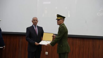 صورة وزير الدفاع يشرف على تخرج دفعتين من الكلية الوطنية للقيادة والأركان